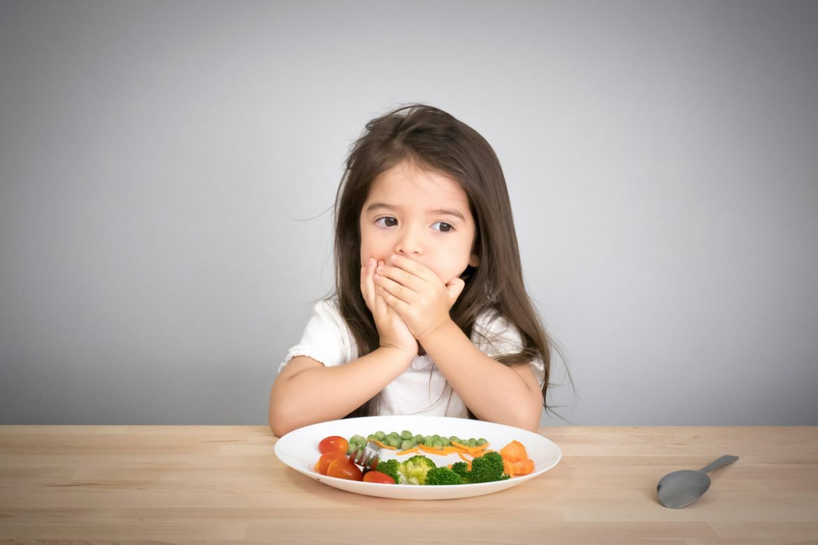 Mẹ nên làm gì khi trẻ biếng ăn?