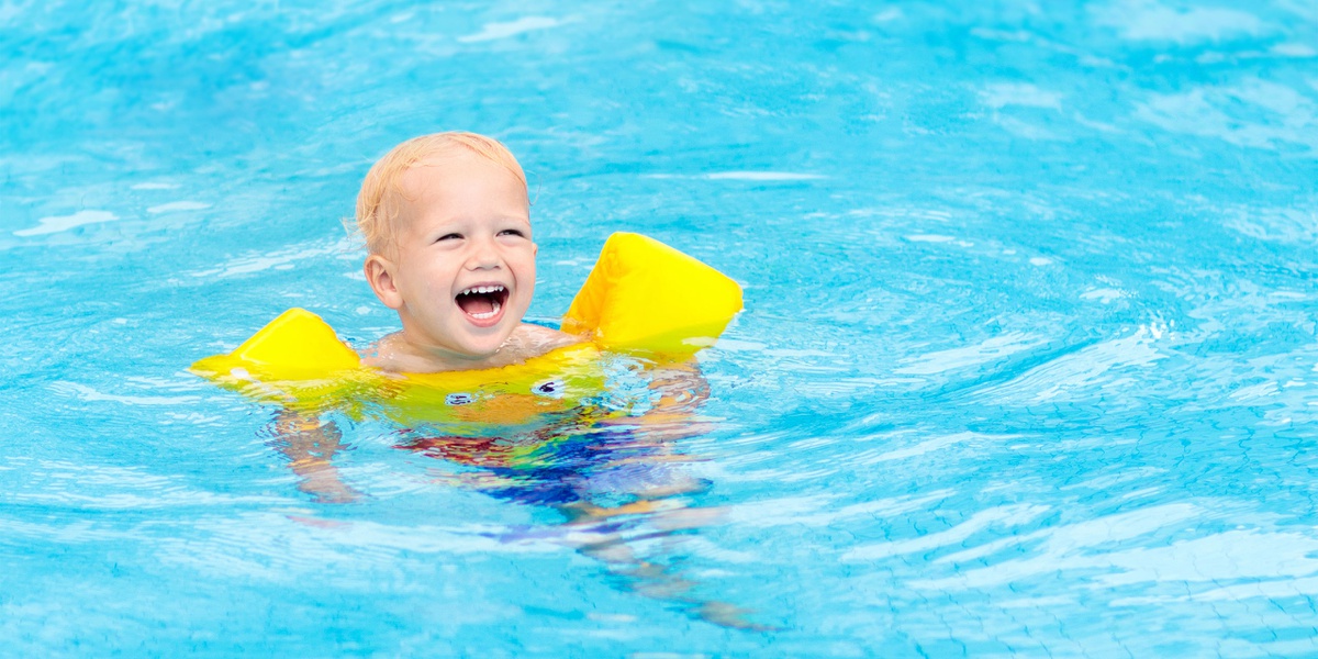 Lợi ích khi cho trẻ đi bơi