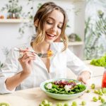 woman eating salad Những loại thực phẩm giúp chị em ăn kiêng tốt, giảm cân nhanh CITIPEN