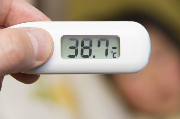 Bất cứ ai có thân nhiệt trên 38,5ºC cần hoãn tiêm chủng cho tới khi hết sốt