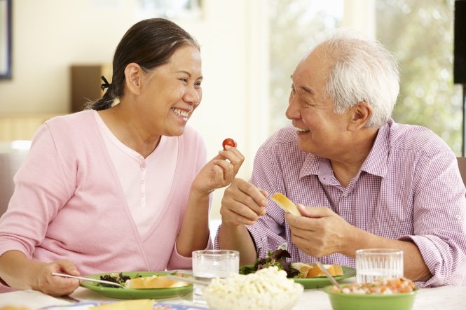 Chế độ ăn uống kéo dài tuổi thọ: Nhiều carbs hơn, nhịn ăn và ít protein hơn